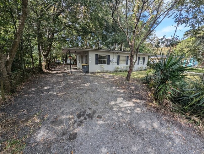 1056 Detroit Cir W in Jacksonville, FL - Foto de edificio - Building Photo
