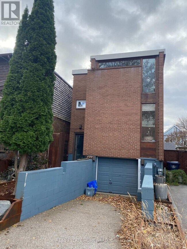 302 Rhodes Ave in Toronto, ON - Building Photo - Building Photo