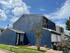 10315 Sommerville Ave in Houston, TX - Foto de edificio - Building Photo