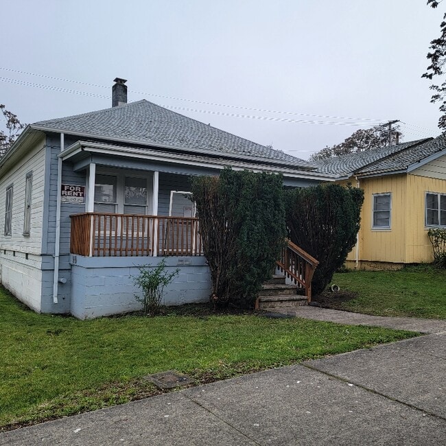 319 SE Rose St in Roseburg, OR - Foto de edificio - Building Photo