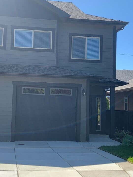 1124 SE Catherine Way in Grants Pass, OR - Building Photo