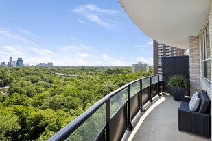Viewpoint Towers in Toronto, ON - Building Photo