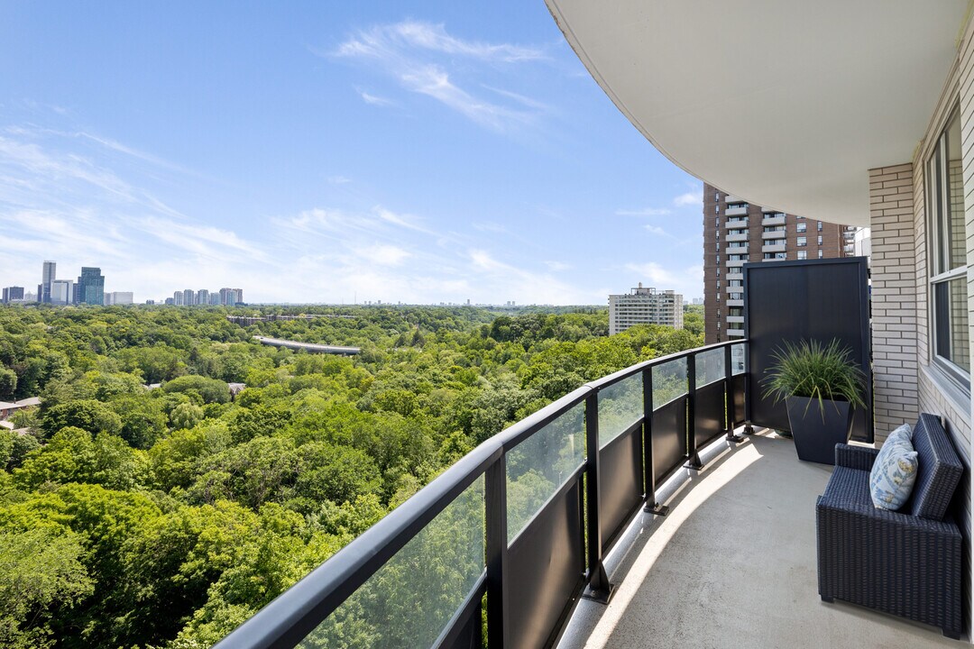 Viewpoint Towers in Toronto, ON - Building Photo