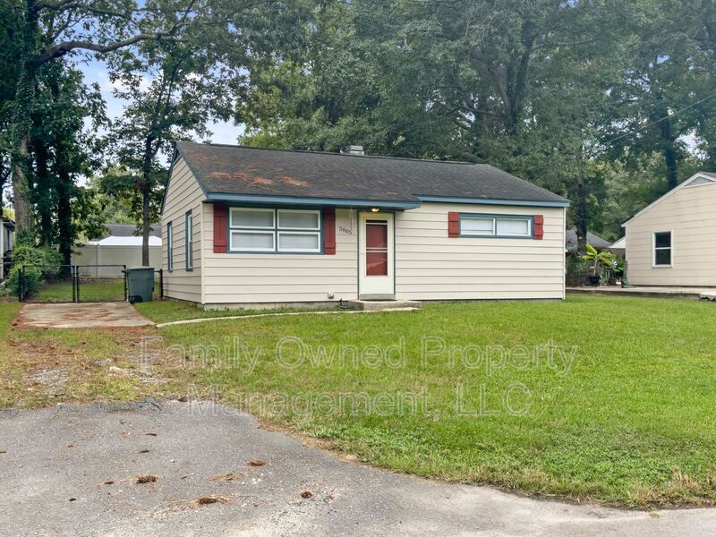 5805 Chaucer Dr in Hanahan, SC - Building Photo