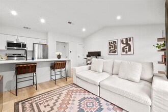 1213 Hollow Creek Dr in Austin, TX - Building Photo - Building Photo