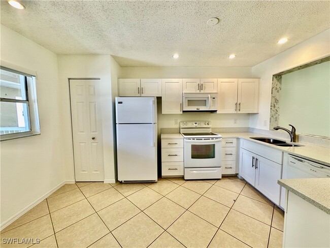 709 Landover Cir in Naples, FL - Building Photo - Building Photo