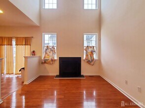 202 Alder Ct in New Brunswick, NJ - Building Photo - Building Photo