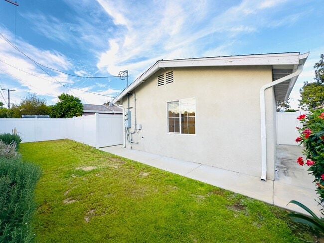 8655 Ranchito Ave in Los Angeles, CA - Foto de edificio - Building Photo