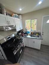 7446 Tampa Ave, Unit 7448 in Reseda, CA - Foto de edificio - Building Photo