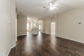 19009 Weatherstone Dr in Tampa, FL - Building Photo - Building Photo