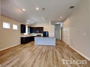 7950 Headwaters Trail in San Antonio, TX - Building Photo - Building Photo