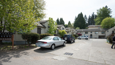 2204 SE Bluebird St in Milwaukie, OR - Building Photo - Building Photo