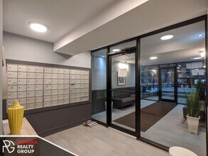 542 W Surf St, Unit #S530-220 in Chicago, IL - Building Photo - Building Photo