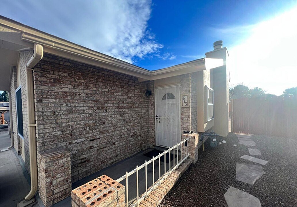 613 Sheryl Way in Las Cruces, NM - Building Photo