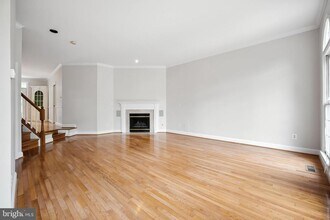 10189 Castlewood Ln in Oakton, VA - Building Photo - Building Photo