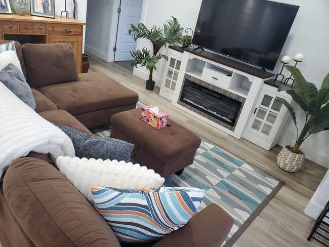 704 N Bennedict Dr, Unit 2 bedrooms, 2.5 bathrooms