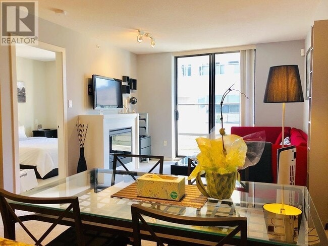2979-2979 Glen Dr