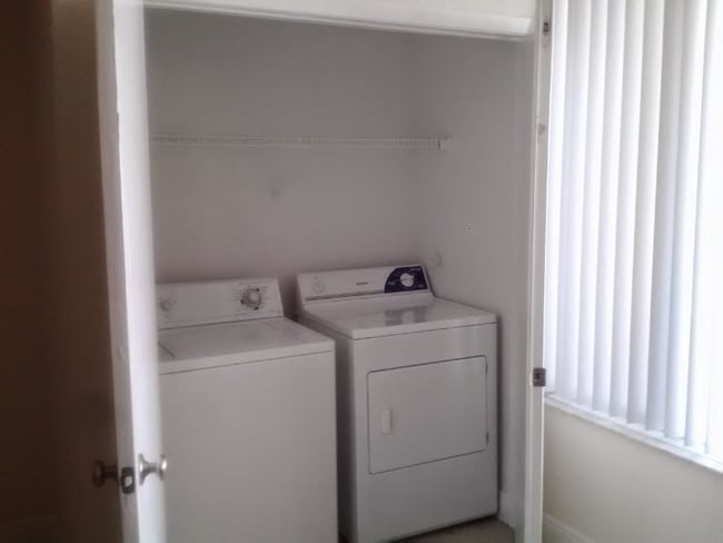 2831 N Oakland Forest Dr in Oakland Park, FL - Foto de edificio - Building Photo