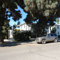 5647-5651 Cartwright Ave in North Hollywood, CA - Foto de edificio - Building Photo