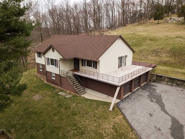 28 Miller Hill Rd, Unit Lower in Hopewell Junction, NY - Building Photo - Building Photo