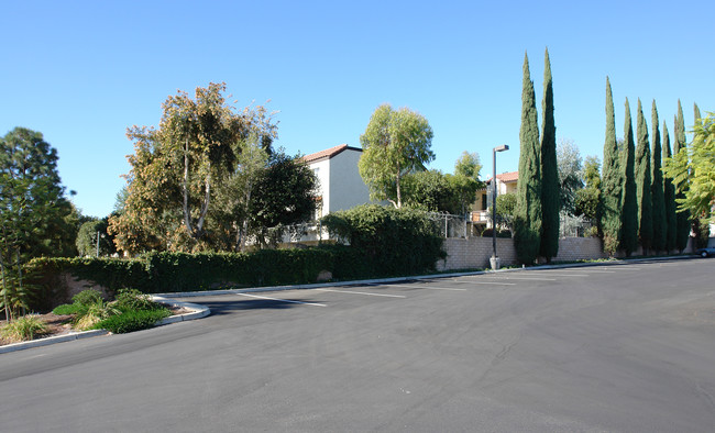 Las Brisas Apartments in Upland, CA - Foto de edificio - Building Photo