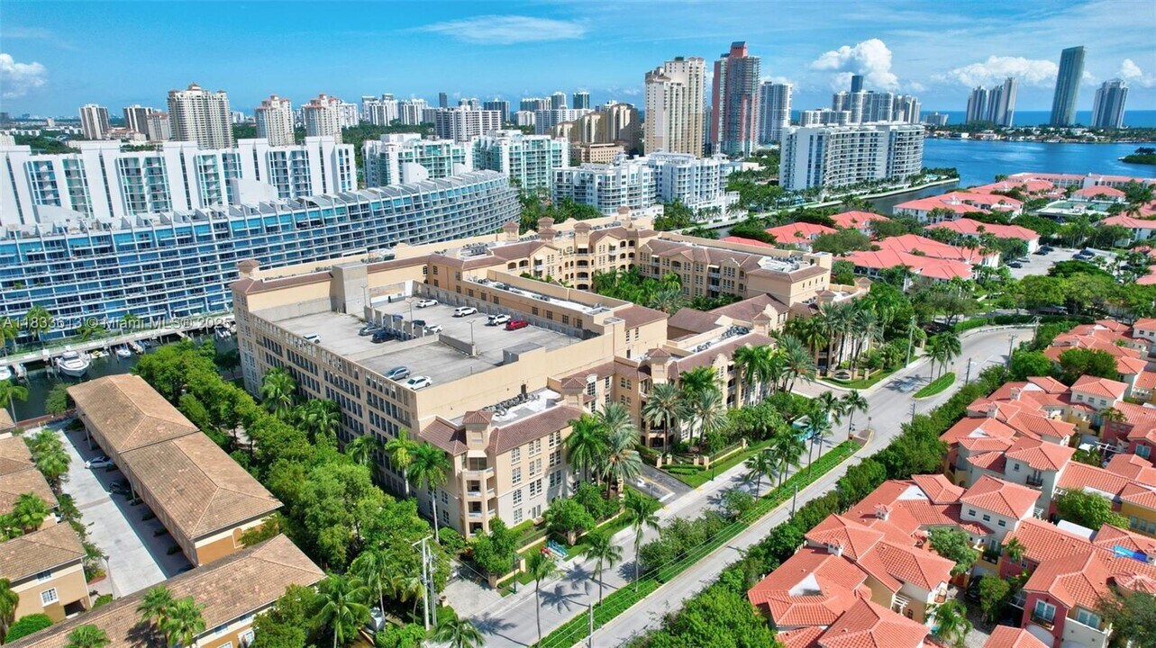 3001 NE 185th St in Aventura, FL - Building Photo