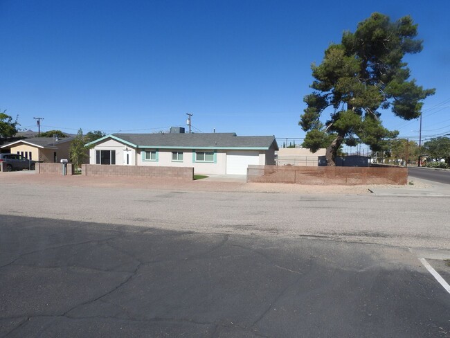 2047 Golden Gate Ave in Kingman, AZ - Building Photo - Building Photo