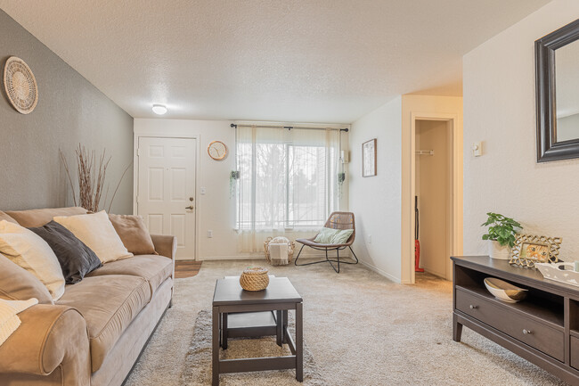 Clackamas Trails Apartments in Portland, OR - Building Photo - Interior Photo