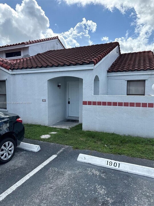 1901 San Remo Cir in Homestead, FL - Foto de edificio