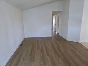 963 SE Miller Ave in Dallas, OR - Foto de edificio - Building Photo