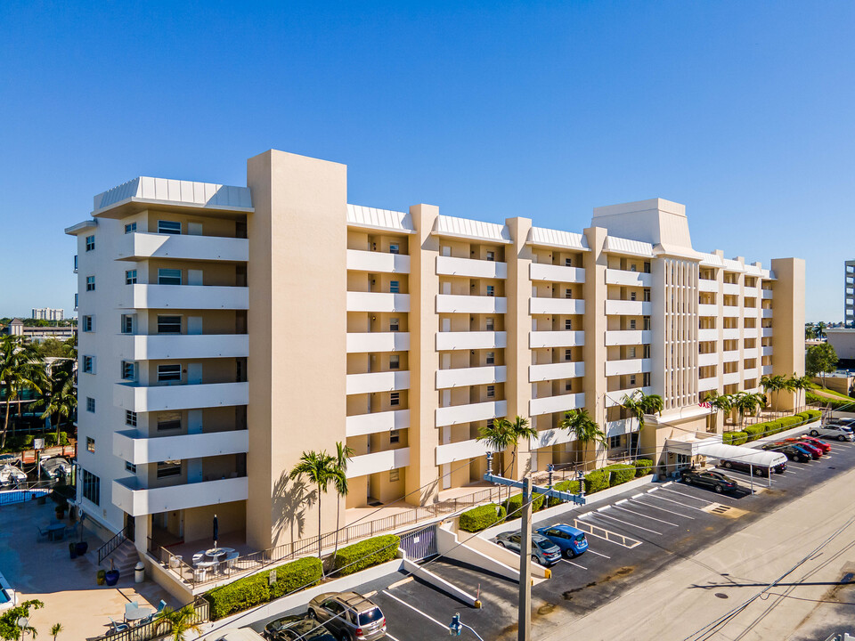 Ridgeview Towers in Fort Lauderdale, FL - Building Photo