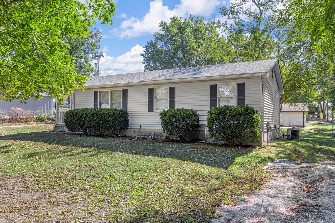 115 E Sycamore Rd in Old Monroe, MO - Foto de edificio