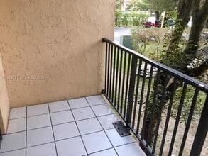 14221 N Kendall Dr in Miami, FL - Building Photo - Building Photo
