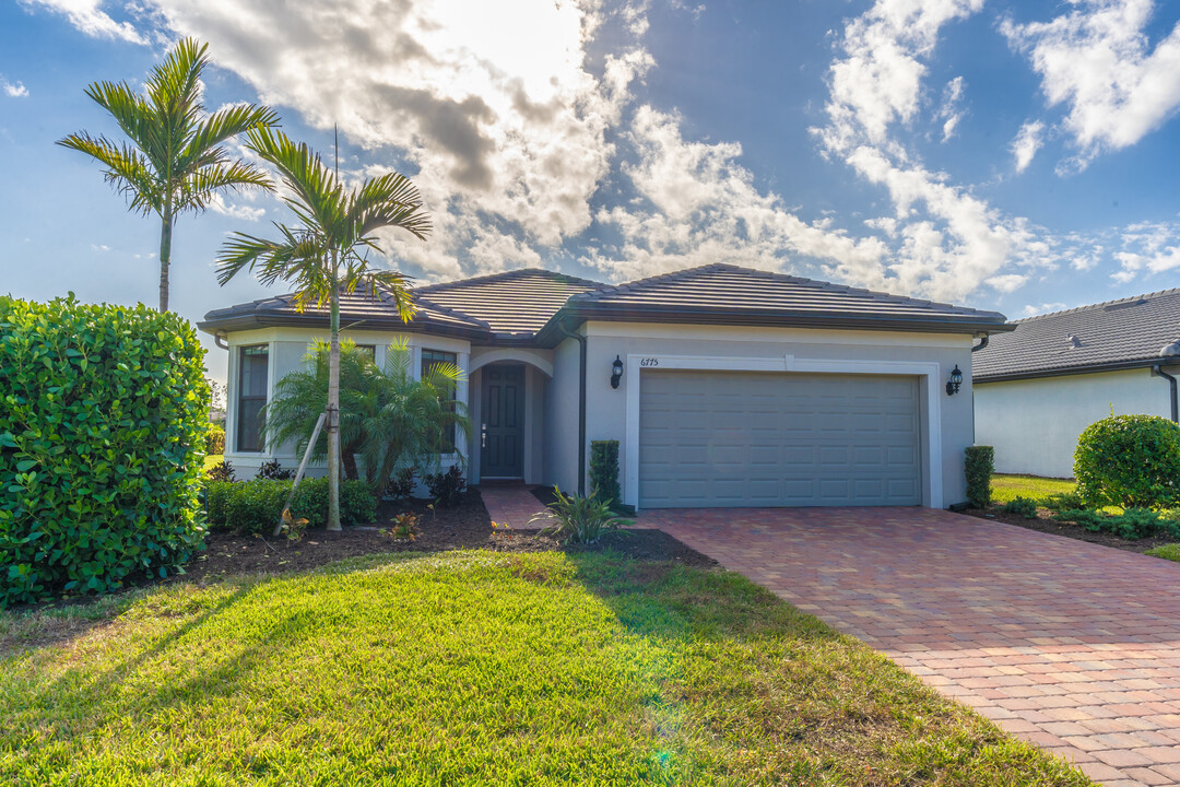 6775 Winding Cypress Dr in Naples, FL - Building Photo