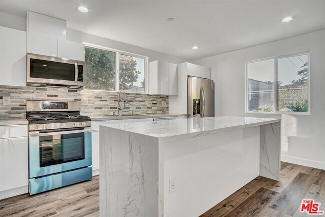 2421 Cochran Ave in Los Angeles, CA - Building Photo - Building Photo