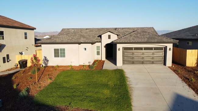 Modern 4-Bedroom Home in Northeast Bakersf in Bakersfield, CA - Building Photo - Building Photo