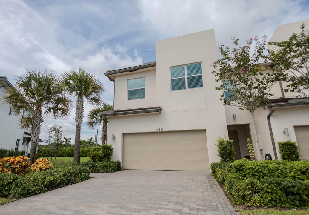 4811 Navali Dr in Wellington, FL - Building Photo