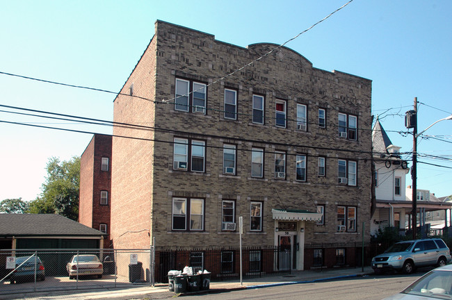 58-60 E 17th St in Paterson, NJ - Foto de edificio - Building Photo