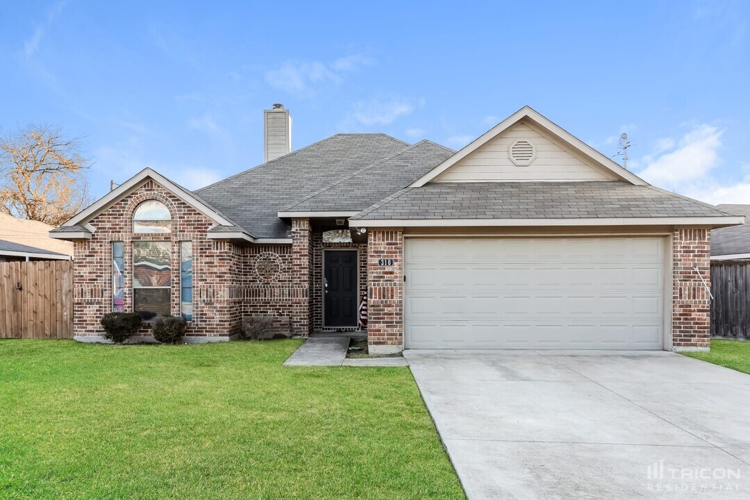 310 Southlake Dr in Forney, TX - Building Photo