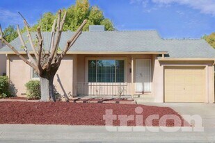 5812 Laurine Way in Sacramento, CA - Building Photo