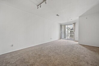 6400 Crescent Park E, Unit 308 in Los Angeles, CA - Building Photo - Building Photo