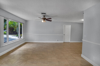 5216 Greenwood Dr in Delray Beach, FL - Building Photo - Building Photo