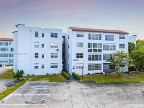 2860 Somerset Dr in Lauderdale Lakes, FL - Building Photo - Building Photo
