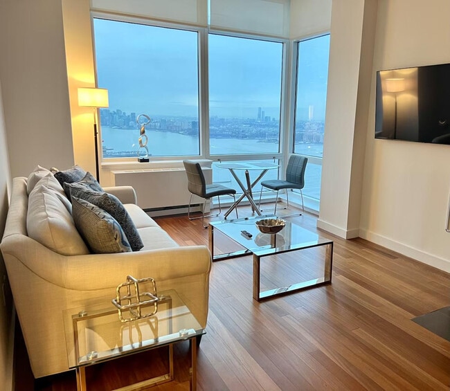 312 W 42nd St in New York, NY - Building Photo - Building Photo