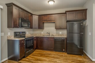 345 W Broad St in Cookeville, TN - Foto de edificio - Building Photo