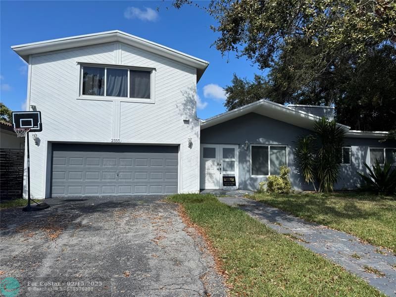 2555 NE 202nd St in Miami, FL - Building Photo