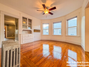 567 Riverside Ave, Unit 2 in Medford, MA - Foto de edificio - Building Photo