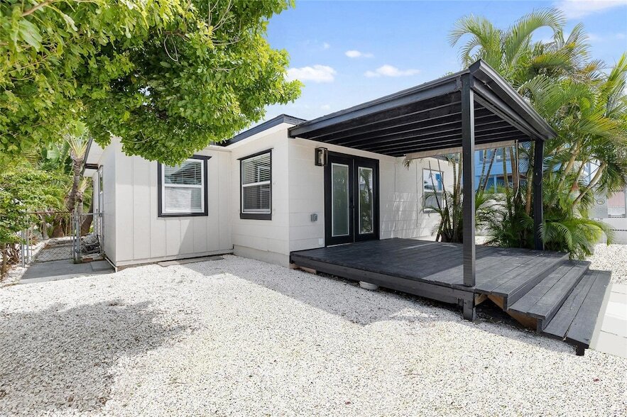 231 E Madeira Ave in Madeira Beach, FL - Building Photo