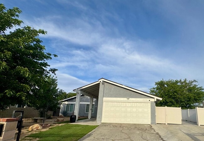 42810 Yew St in Lancaster, CA - Building Photo - Building Photo
