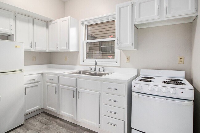 property at 940 W Lovell St